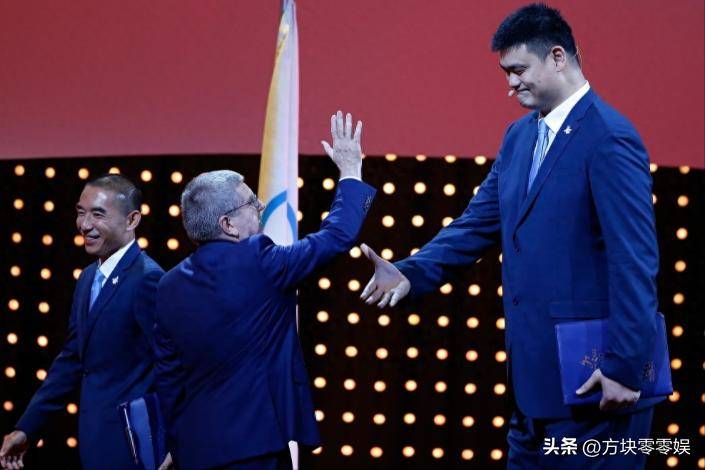 关于阿贾克斯训练开放日；关键时刻外线爆发引欢呼；CBA季后赛在即；医务组通报恢复的信息